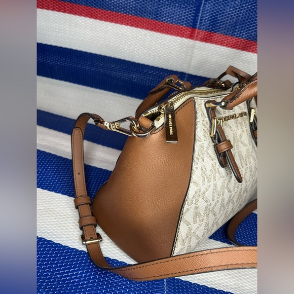 🎉Michael Kors Ciara Vanilla Acorn Convertible Signature Monogram Messenger Bag - Picture 13 of 15
